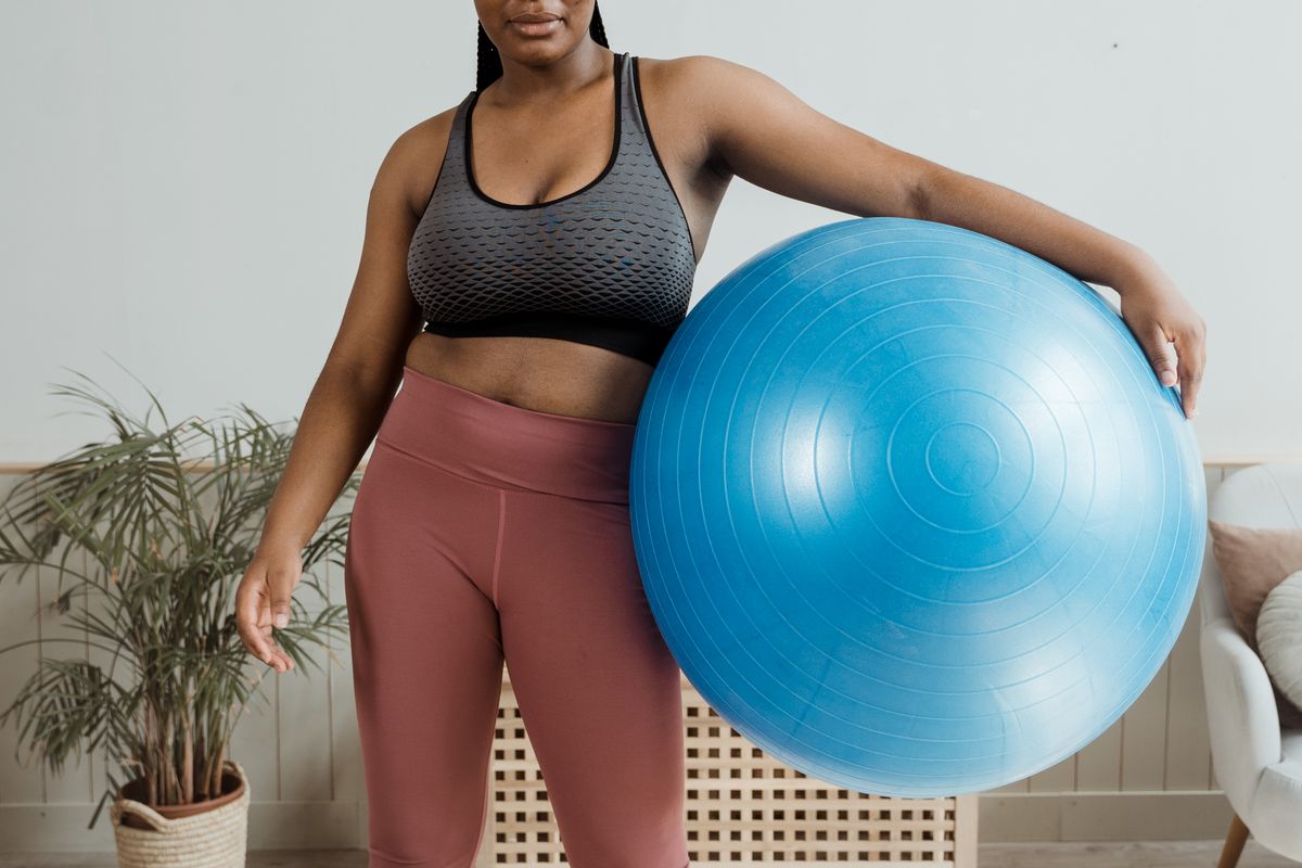 Femme réalisant des exercices de rééducation avec un ballon